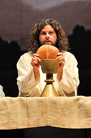 „Nehmet und esset davon“ – Jesus teilt das Brot beim letzten Abendmahl.